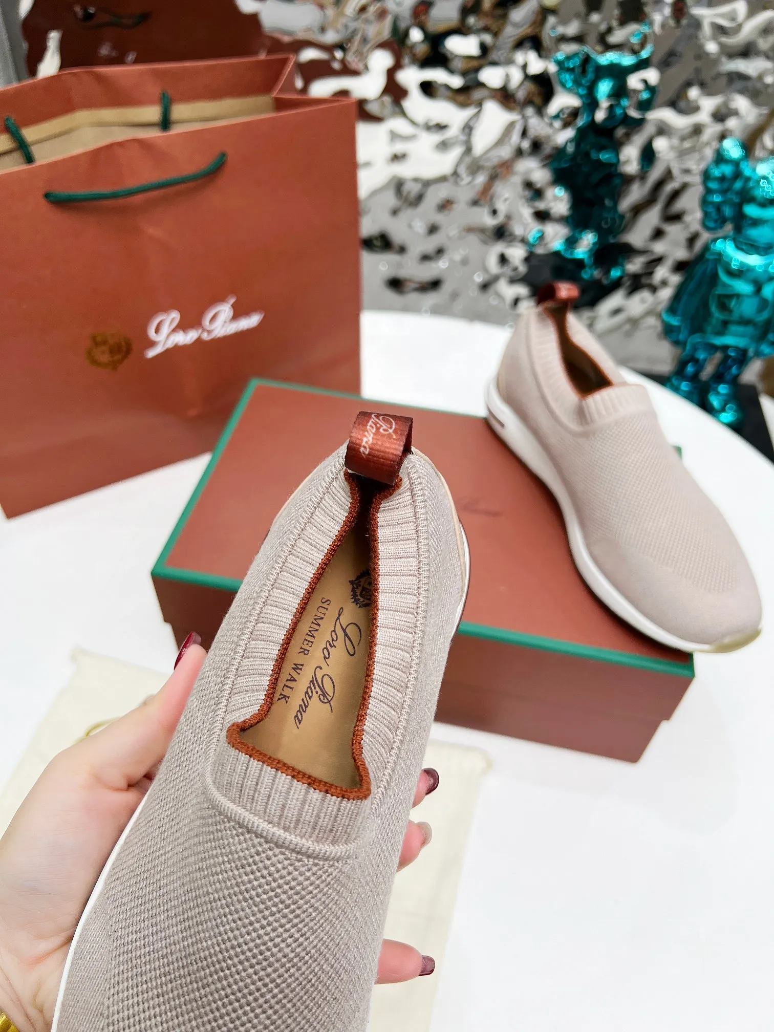 👟👟Ex-factory price 440👟👟 Men’s size +10 🧨🧨🧨Loropiana’s new board is online! This product is made of imported nylon velvet and developed from original boards. It is light, comfortable and breathable, and is suitable for all seasons. Size: 35-41, (Note: 35 and 41 are not returnable or exchangeable),